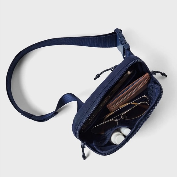 New Fabletics The Belt Bag Deep Navy - Picture 3 of 7